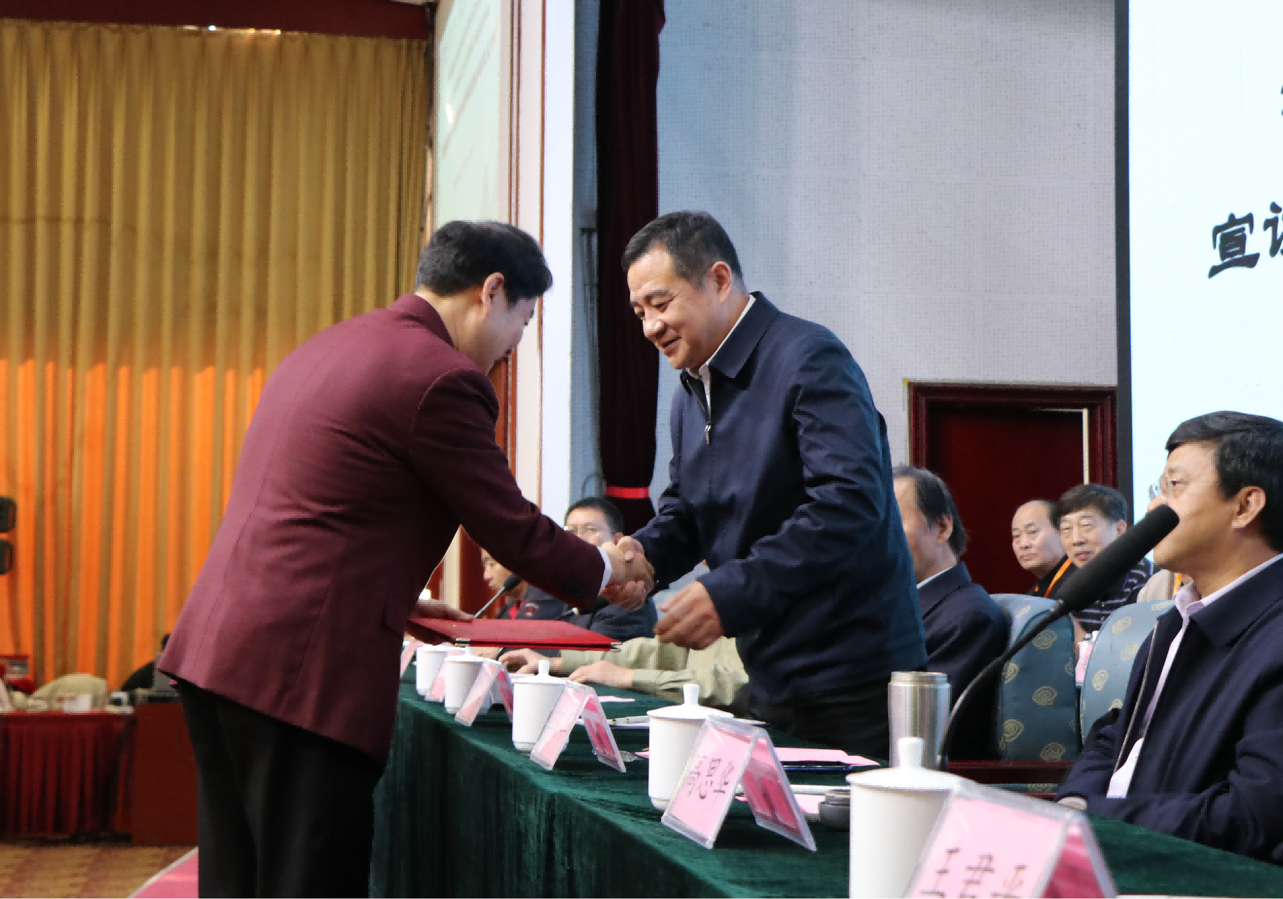贾司长颁发证书.png