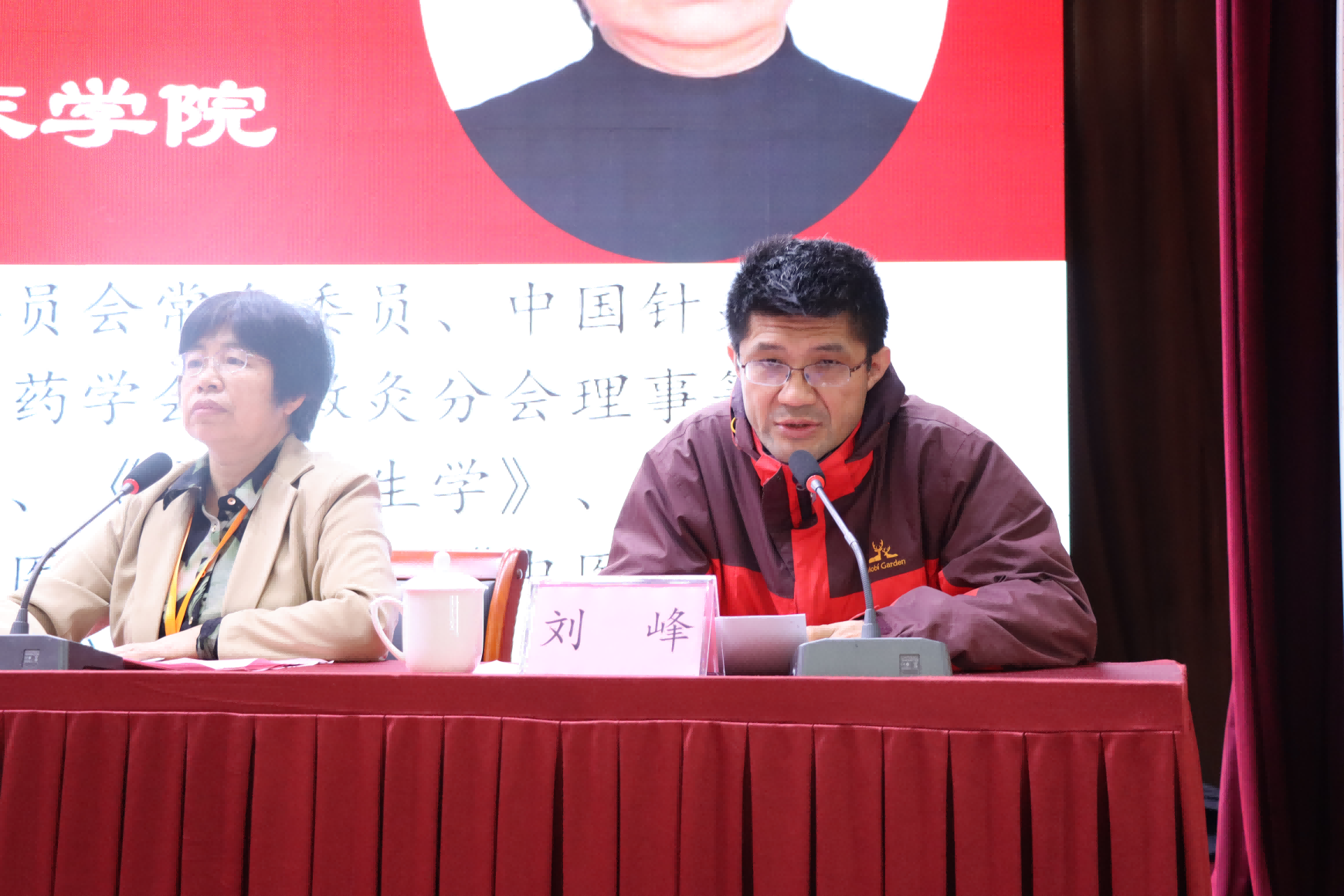 主持人薛聆刘峰.png