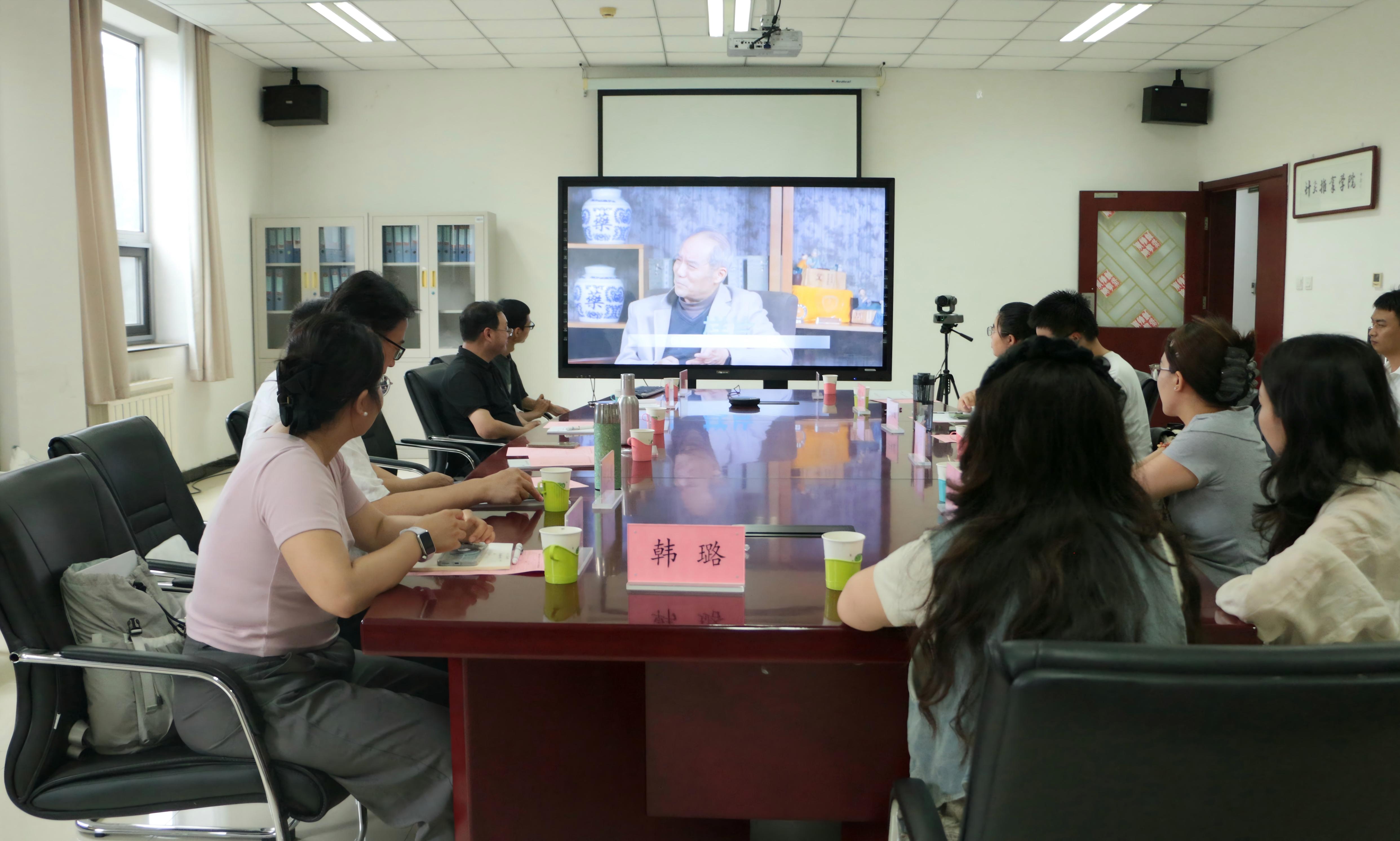 1.观看纪录片.JPG