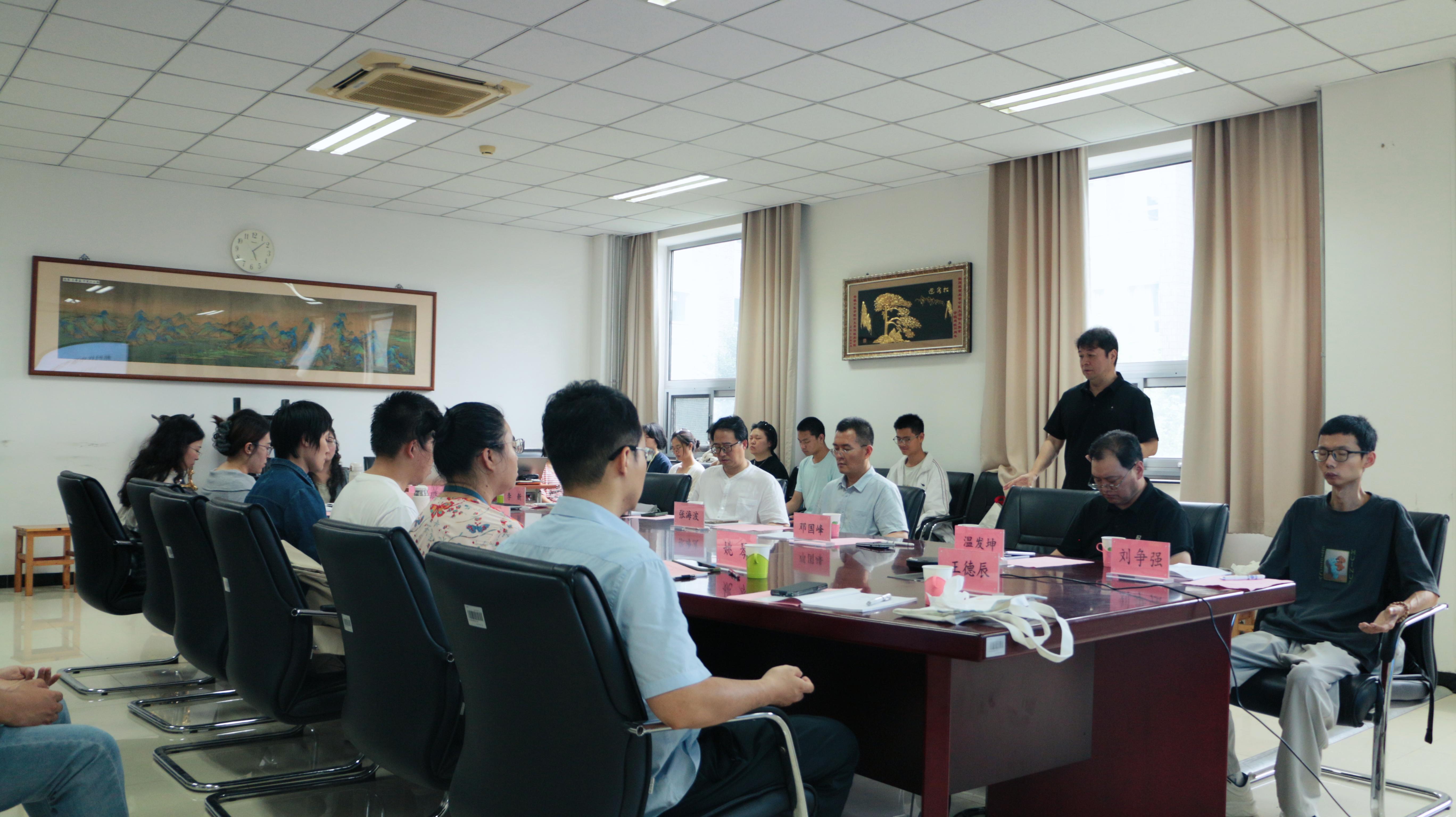 邓国峰副会长带练放松功.JPG