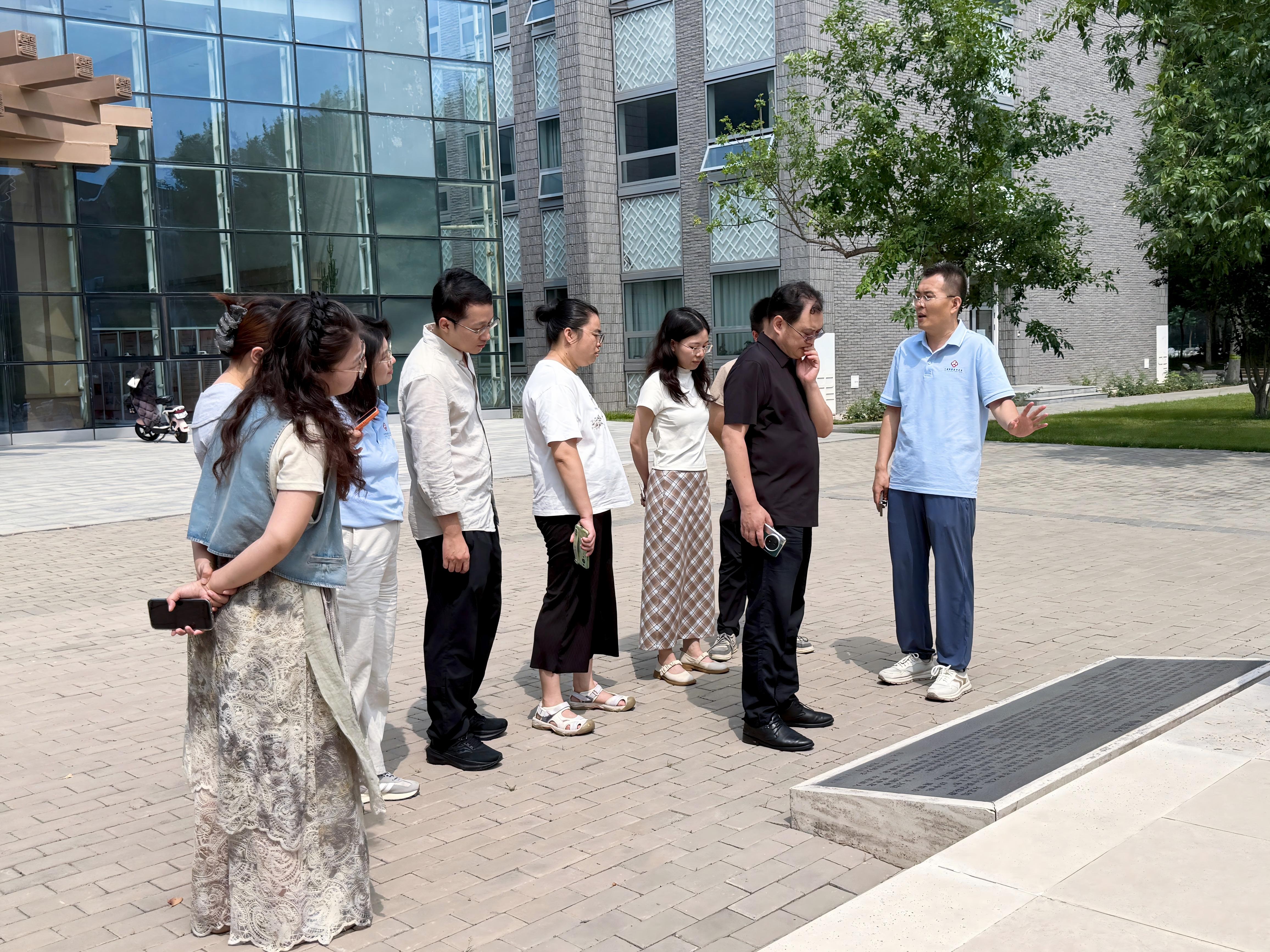 参观五老上书(1).jpg 参观五老上书(1).jpg