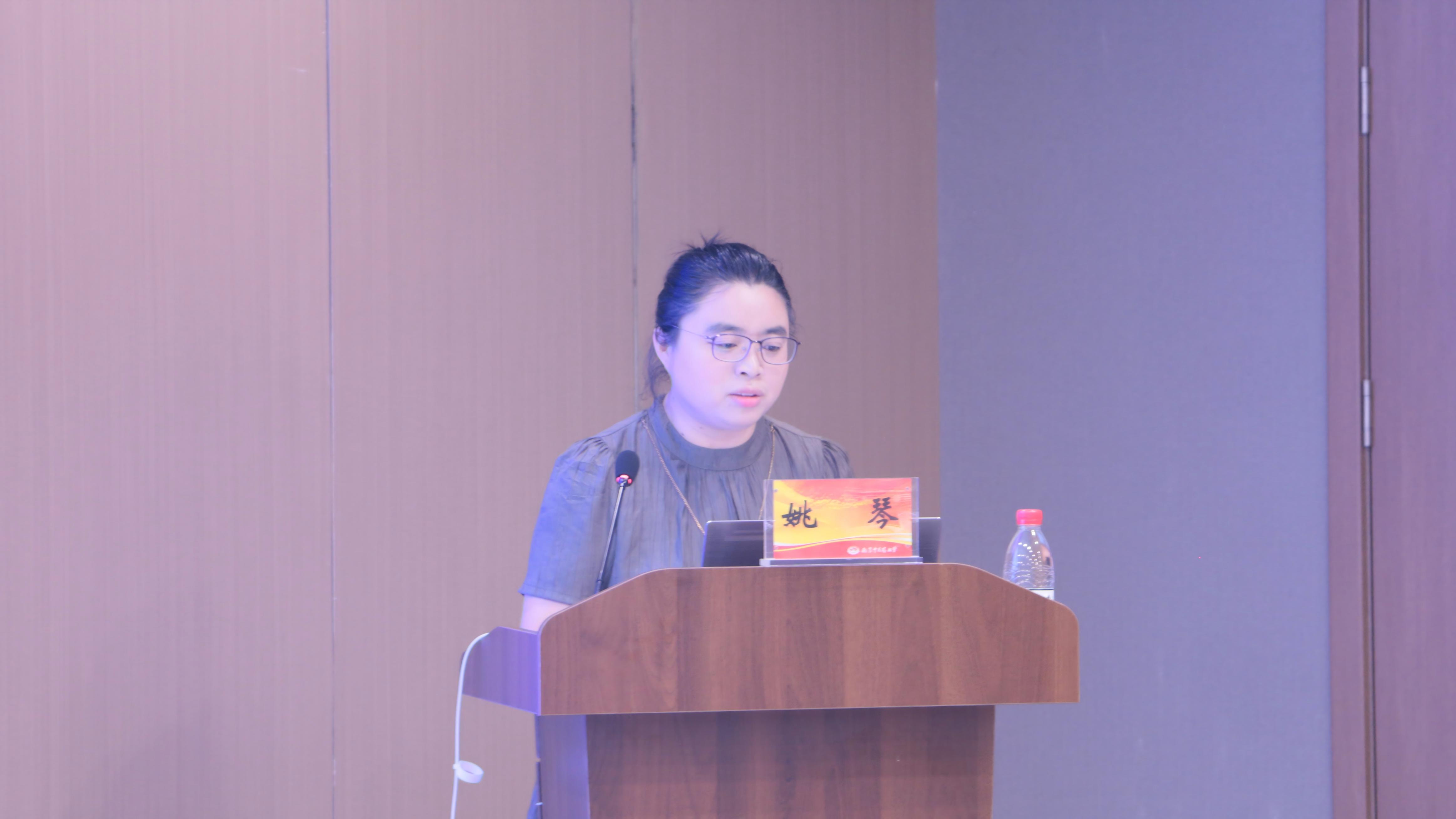 姚琴秘书长主持.JPG